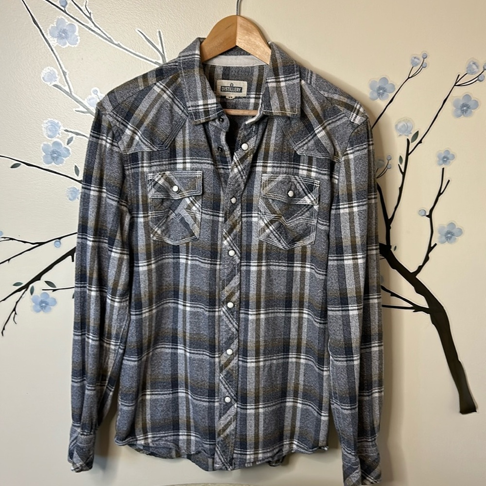Distillery VGUC plaid button down, western style, front pockets.